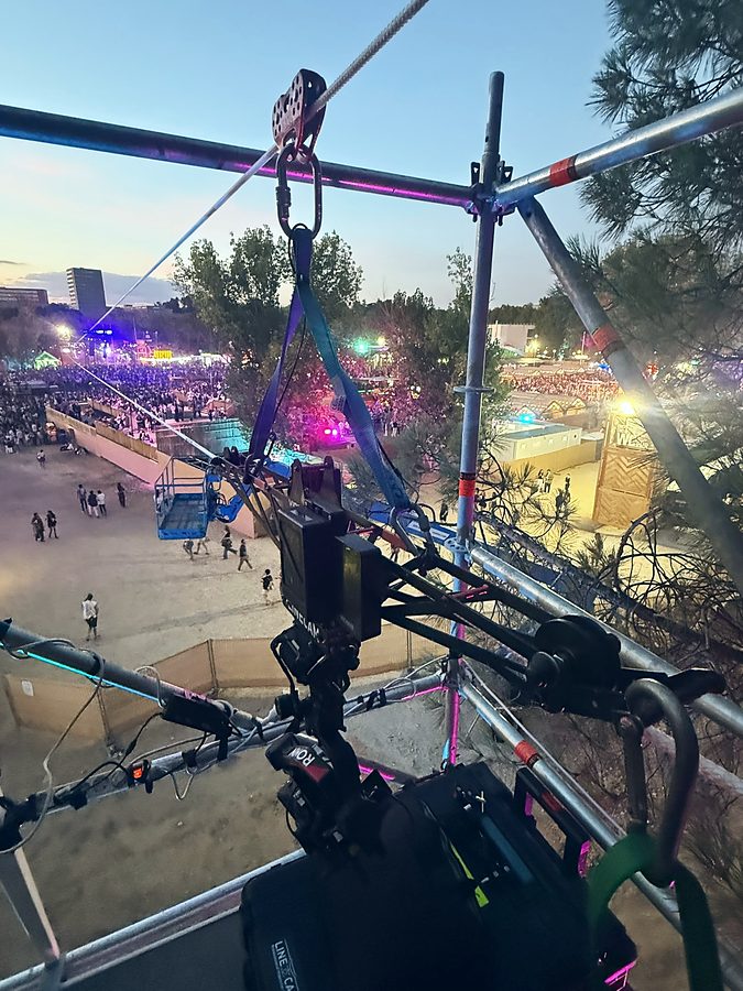 Carro del cablecam en el anclaje de un festival al atardecer