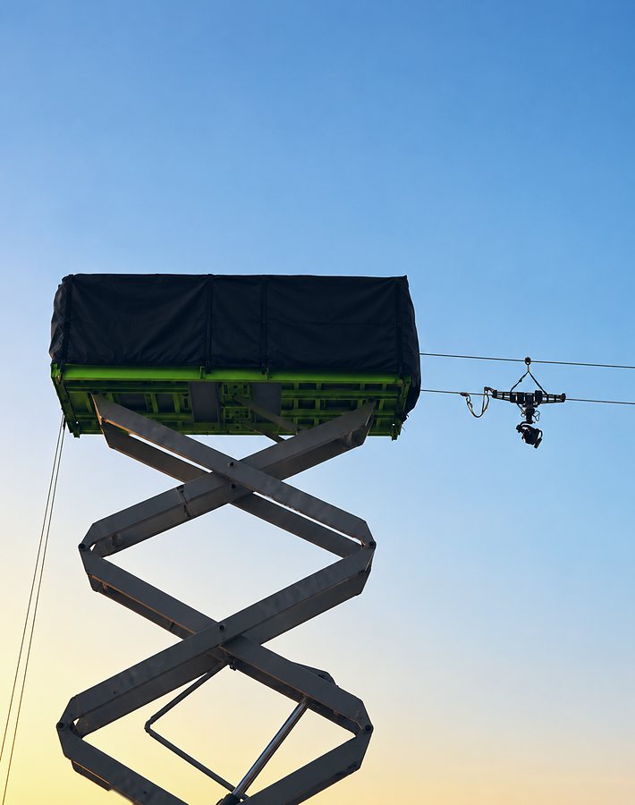 Cablecam Linecam® anclado a una plataforma elevadora de tijera al atardecer