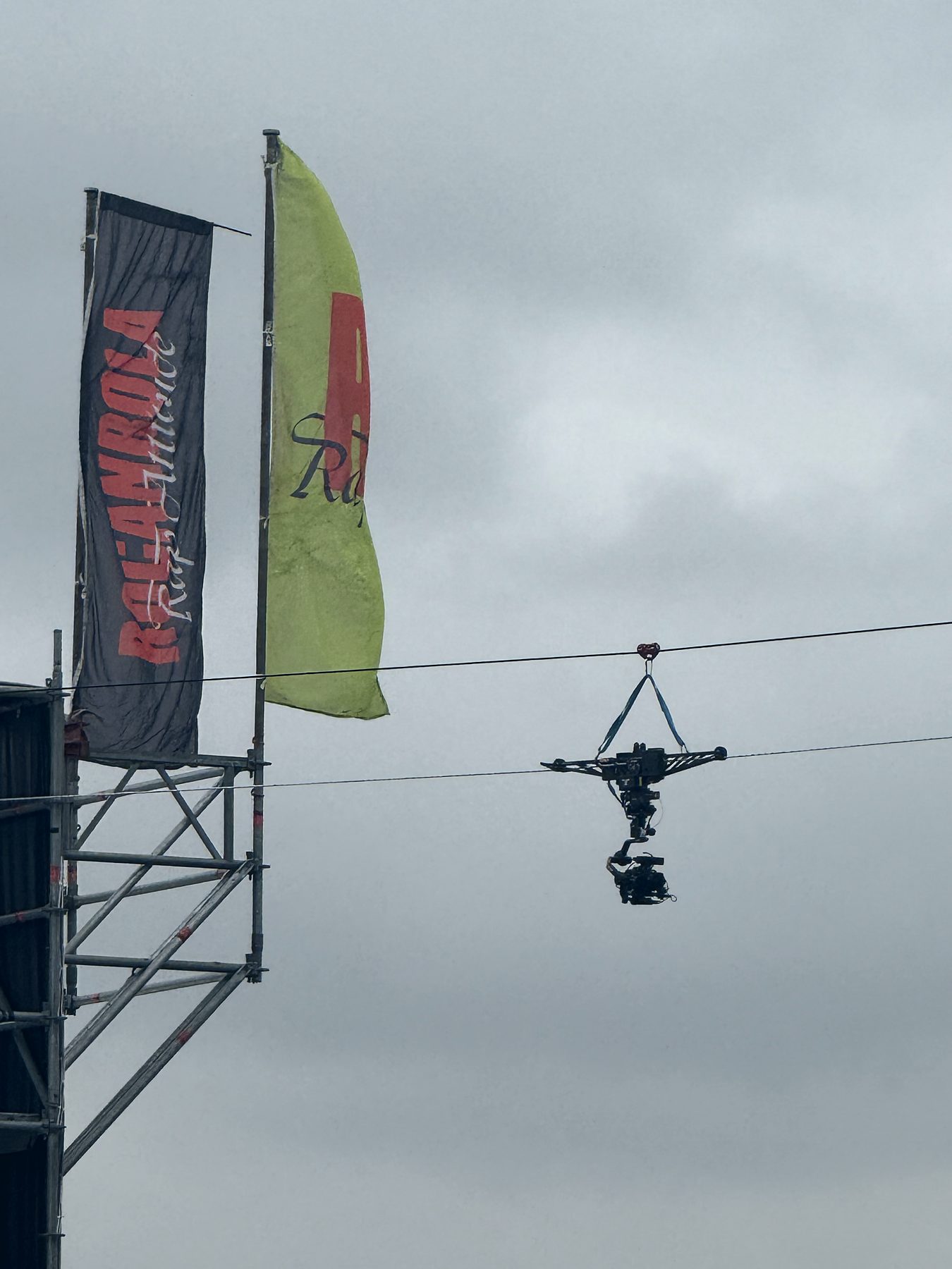Cablecam volando junto a las banderas de un festival