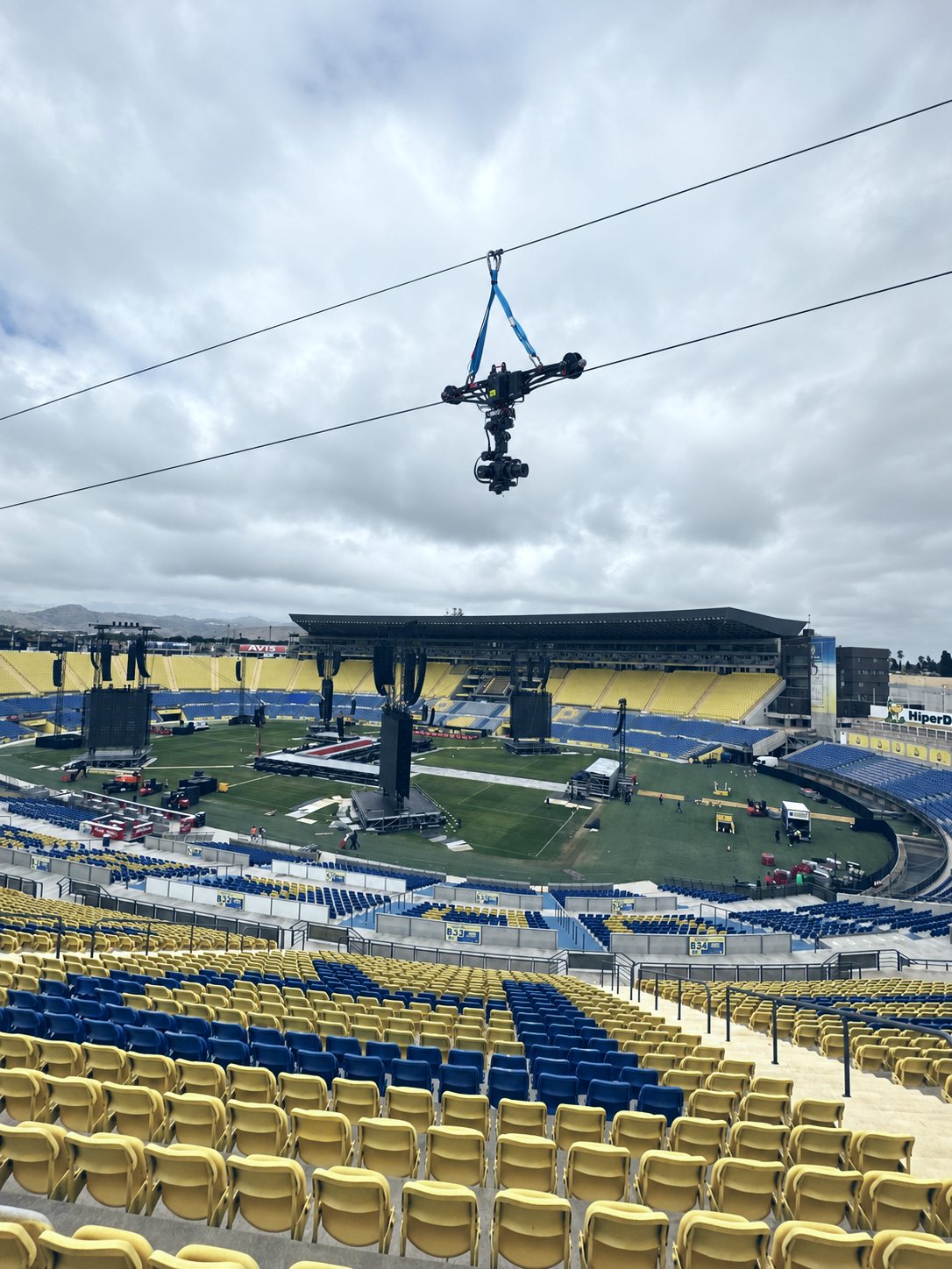 Cablecam Linecam® tendido sobre el Estadio de Gran Canaria durante el montaje de un concierto