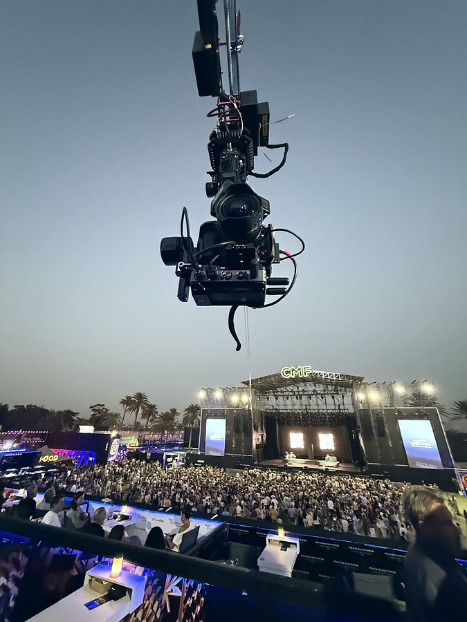 Cablecam Linecam frente al escenario de un festival al anochecer