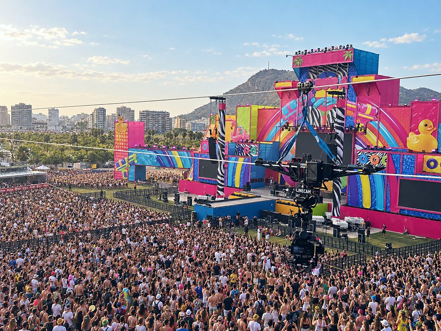 Cablecam Linecam® sobre el público de Zevra Festival al atardecer