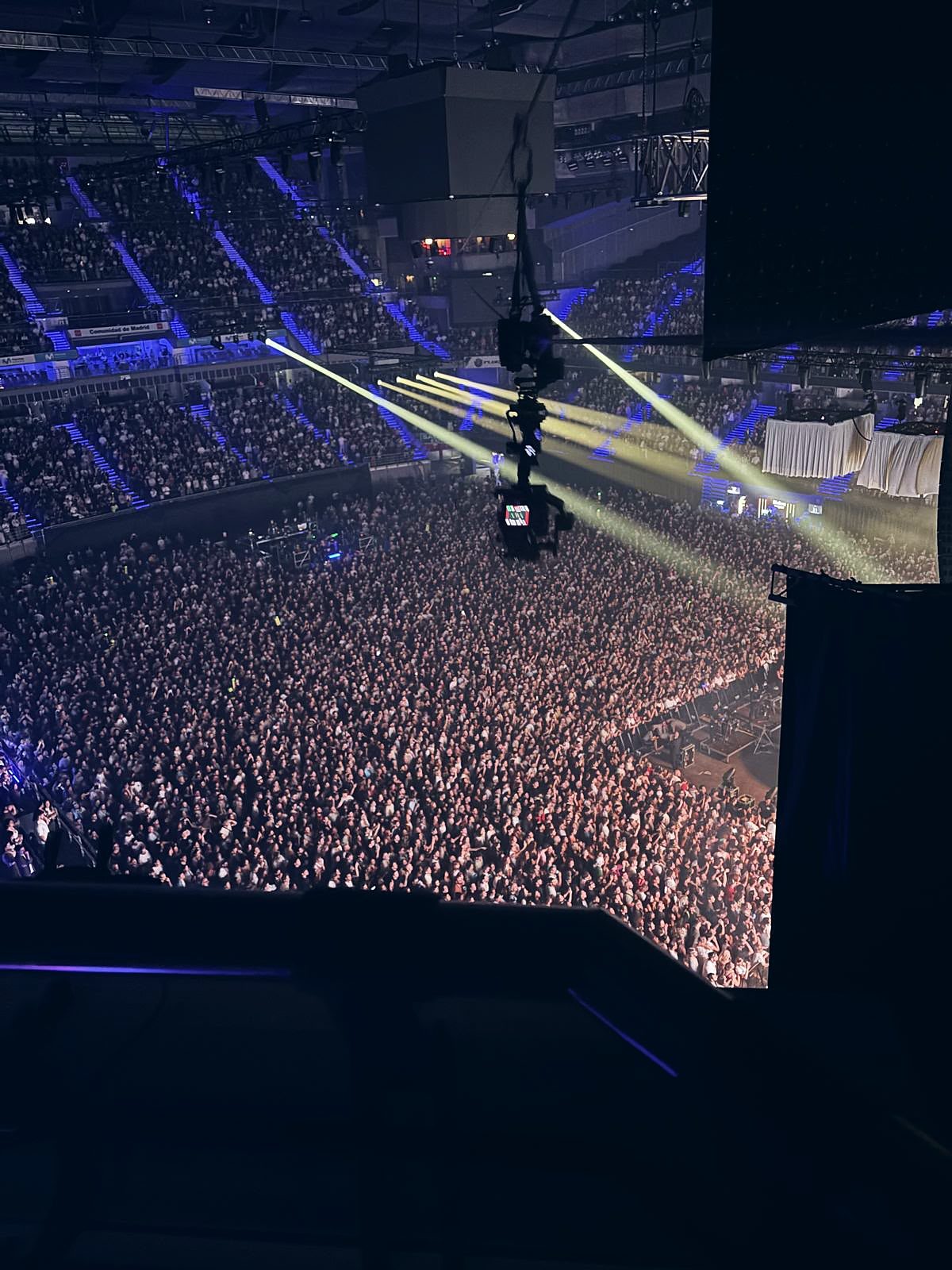 Cablecam Linecam sobre la pista llena del Movistar Arena