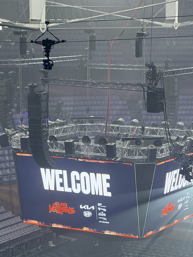 Cablecam Linecam sobre la pista de un pabellón antes del concierto