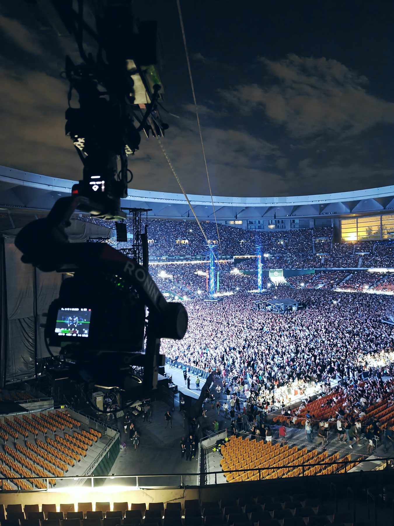 Cablecam con gimbal Ronin sobre un estadio lleno de noche