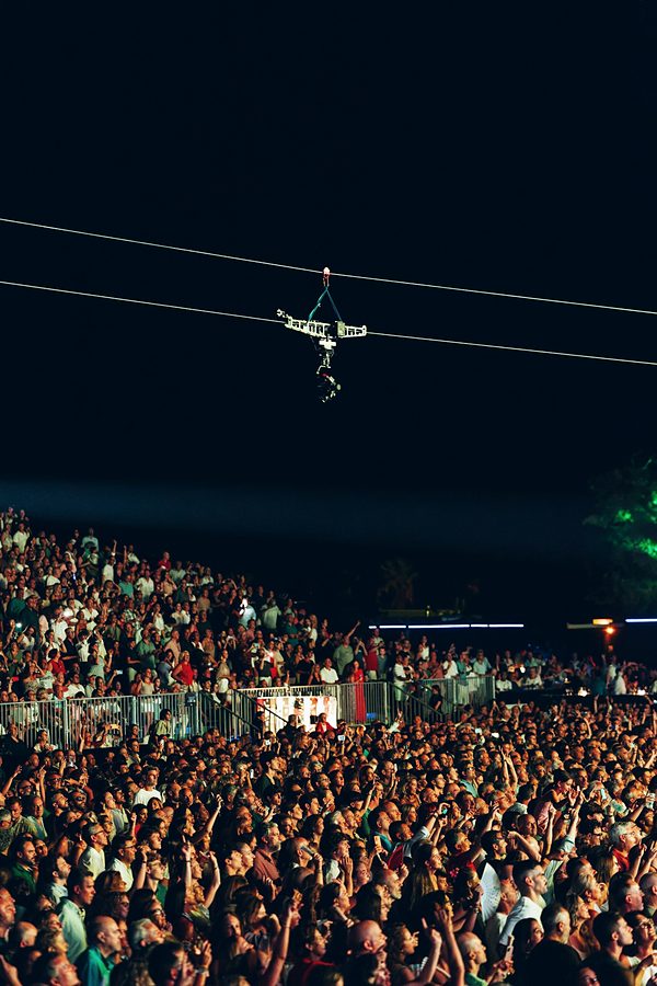 Cablecam Linecam volando sobre el público de un concierto de noche