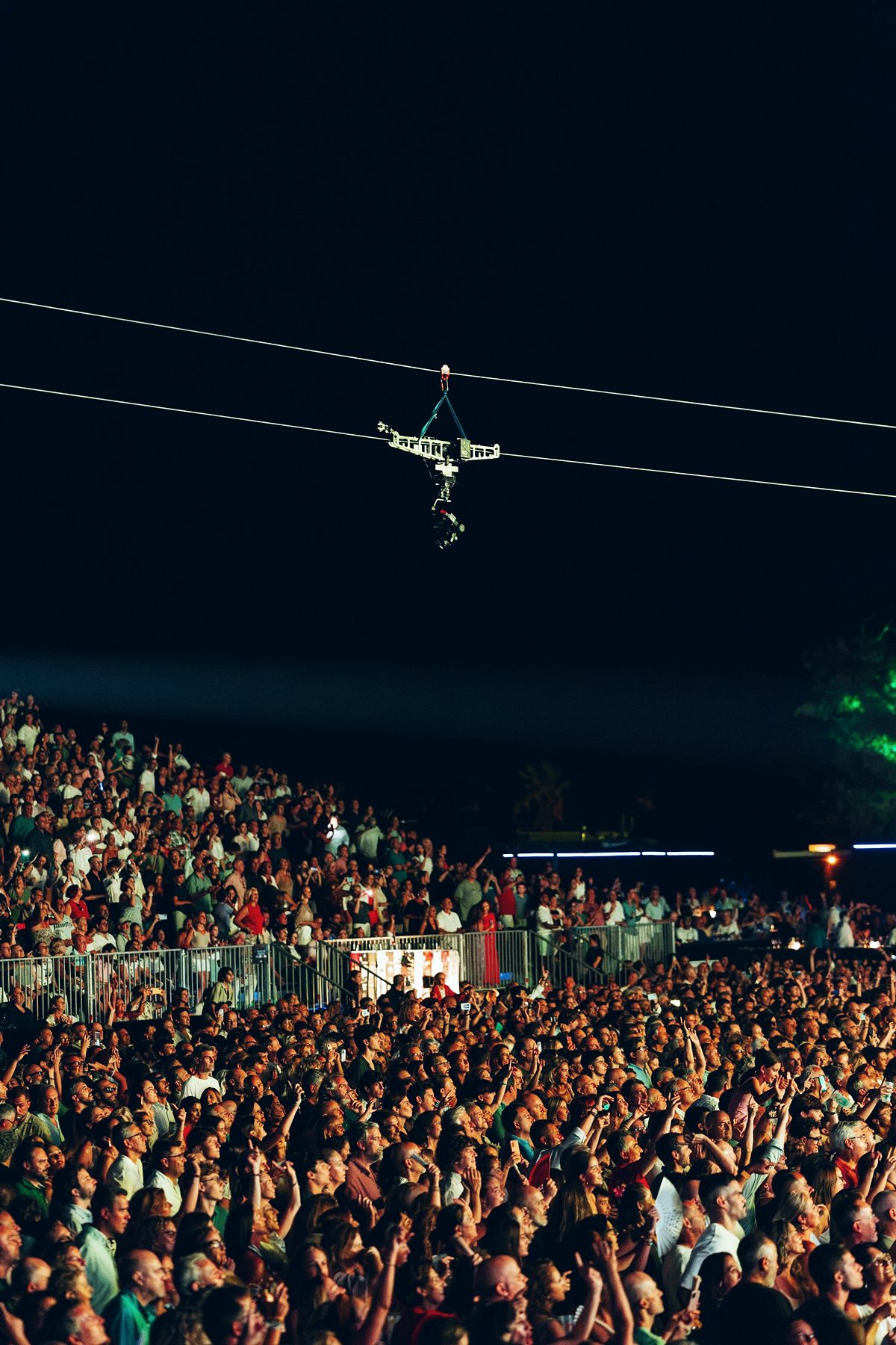 Cablecam Linecam volando sobre el público de un concierto de noche