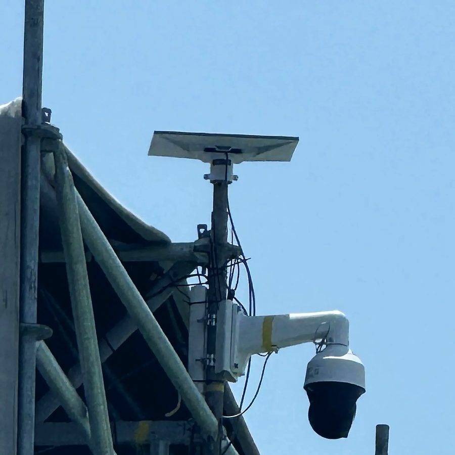 Cámara de seguridad y antena Starlink en la estructura de un festival