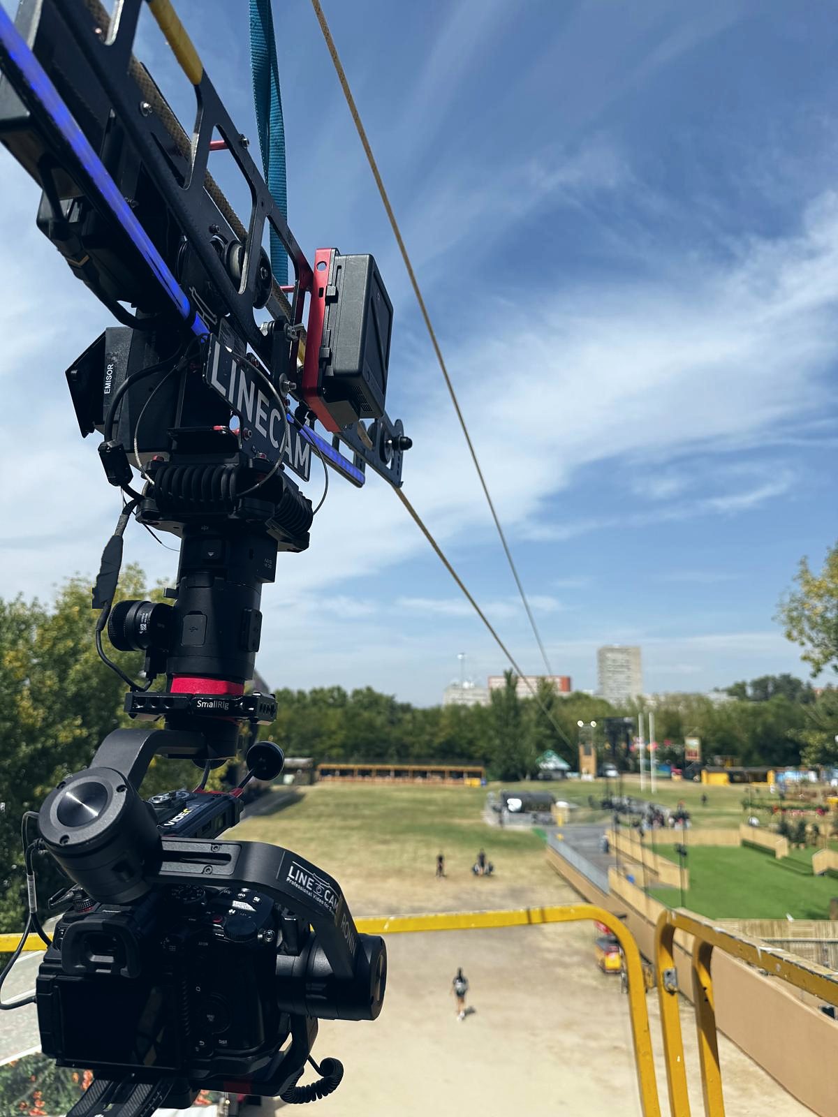 Cablecam de Linecam cruzando un estadio lleno durante un concierto, visto desde la grada