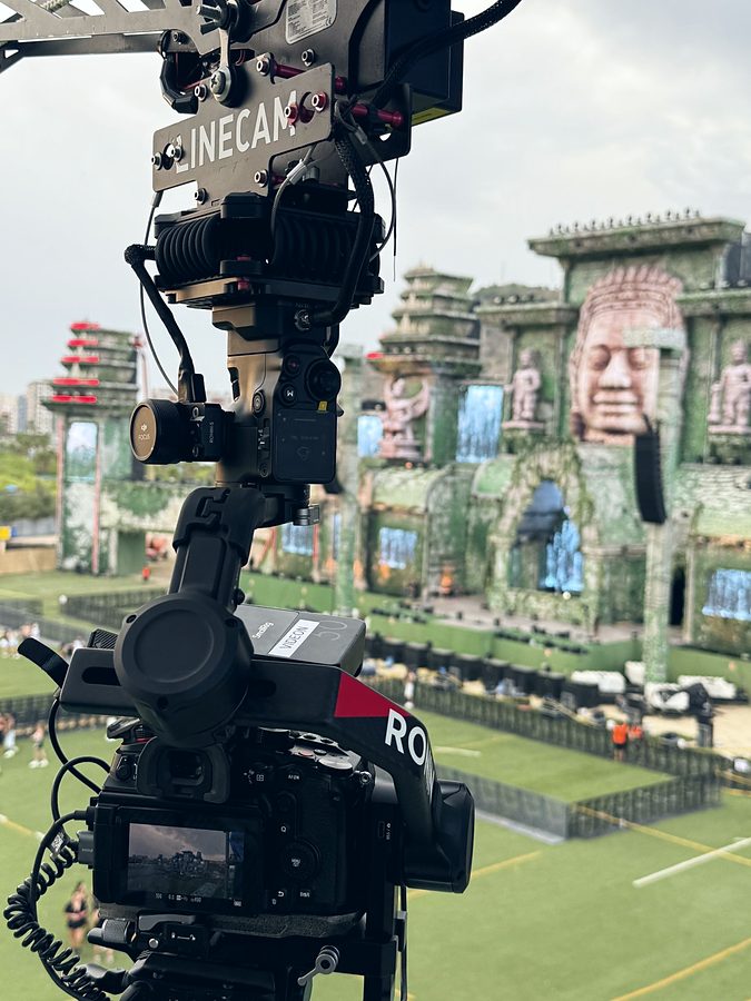 Carro Linecam con gimbal Ronin frente al escenario