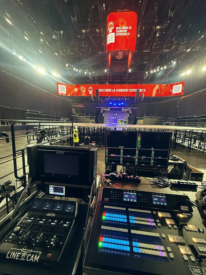 Monitor de realización con tally frente al escenario de un festival
