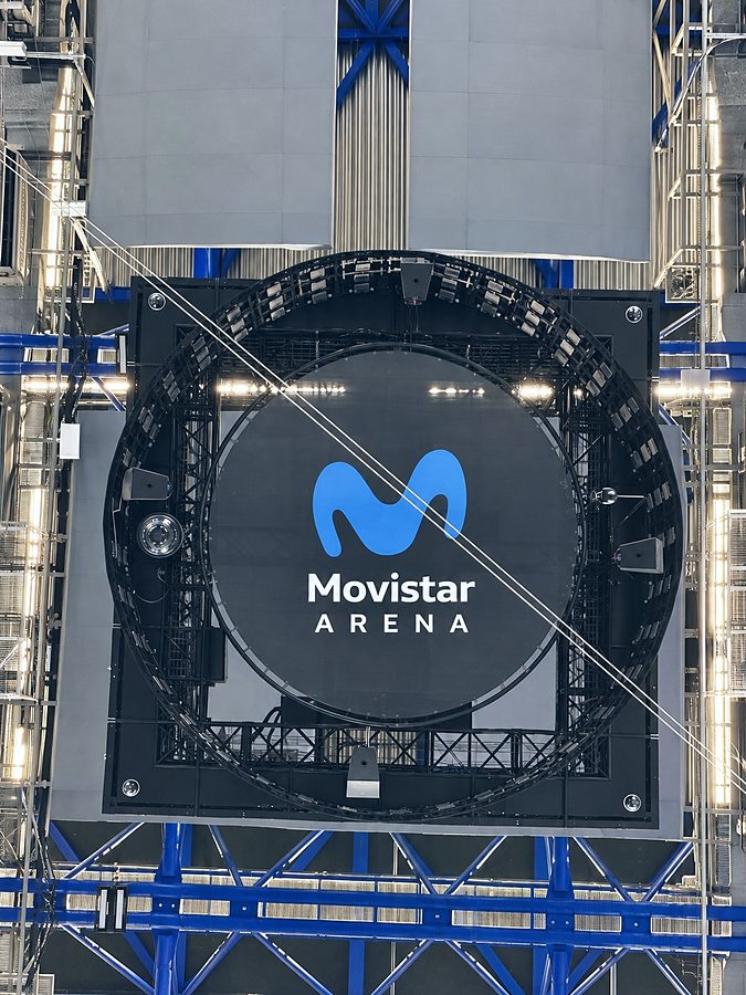 Cuerda del cablecam cruzando el techo del Movistar Arena