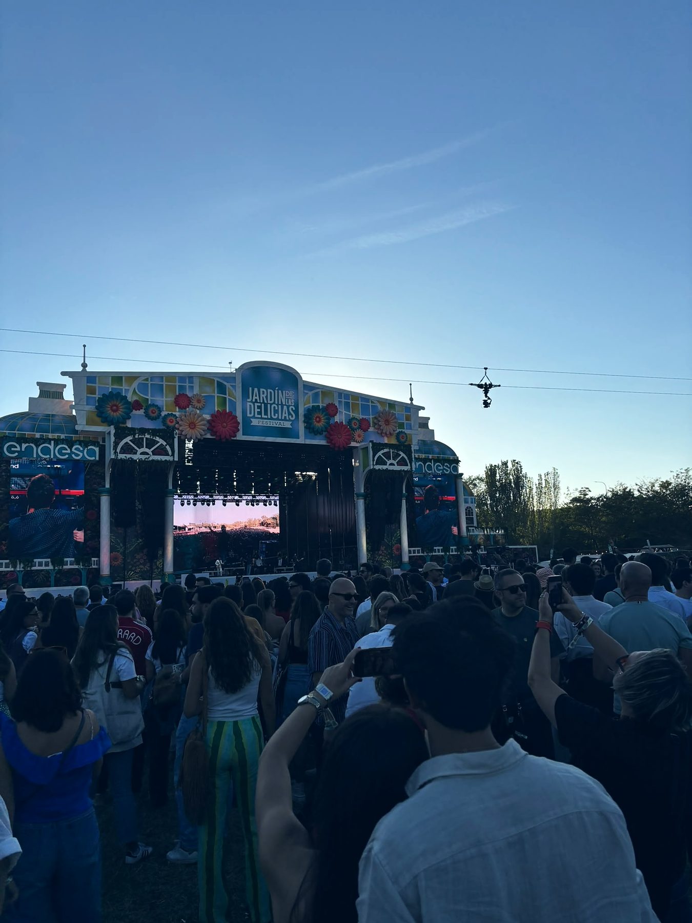 Escenario principal de un festival con el público al atardecer, cubierto por Linecam