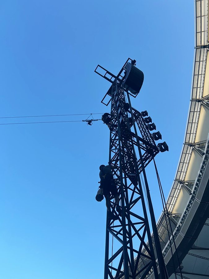 Montadores de Linecam® en una torre de anclaje