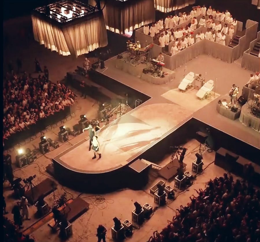 Plano cenital del cablecam sobre el escenario y el coro de un concierto