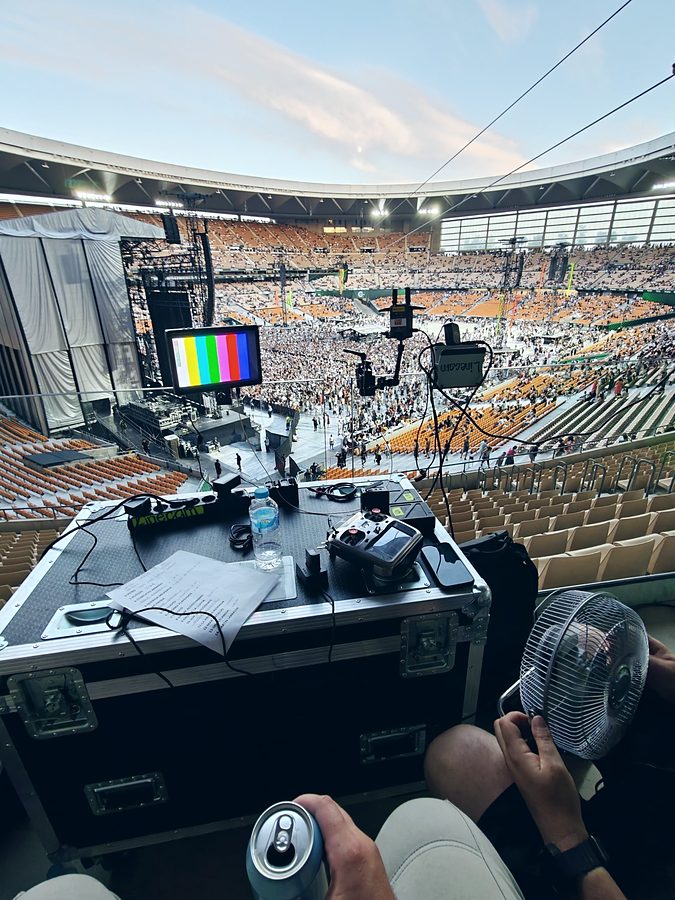 Puesto de control del cablecam en la grada de un estadio