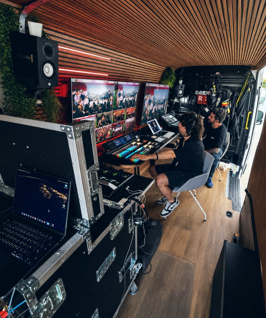 Interior de la unidad móvil de Linecam® con la mesa de mezclas y los monitores