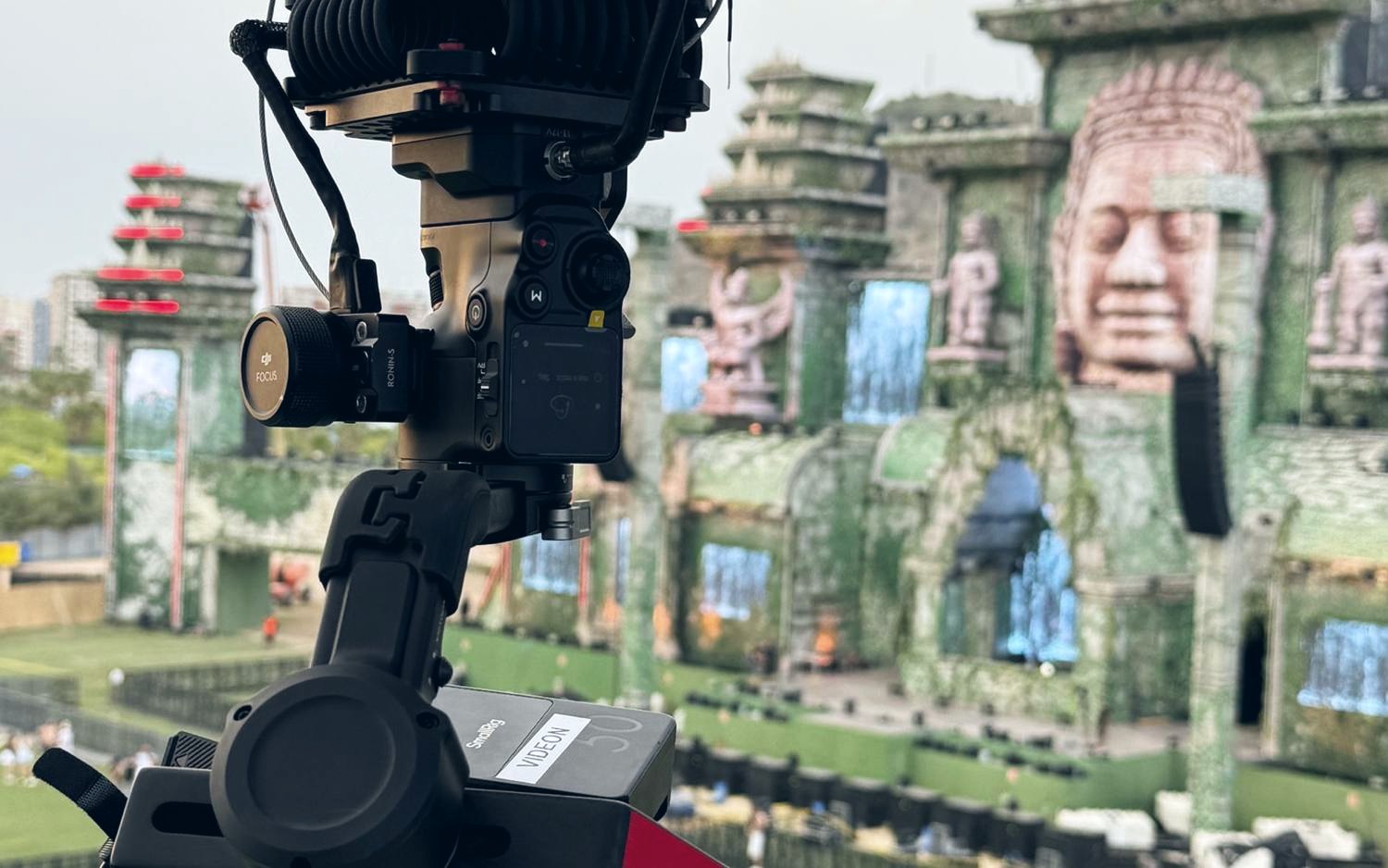 Câmara broadcast da Linecam com objetiva de grande zoom em frente ao palco de um festival