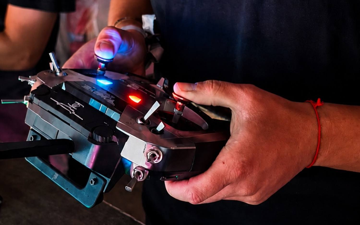 Operador de Linecam manejando el mando de control del cablecam durante un directo