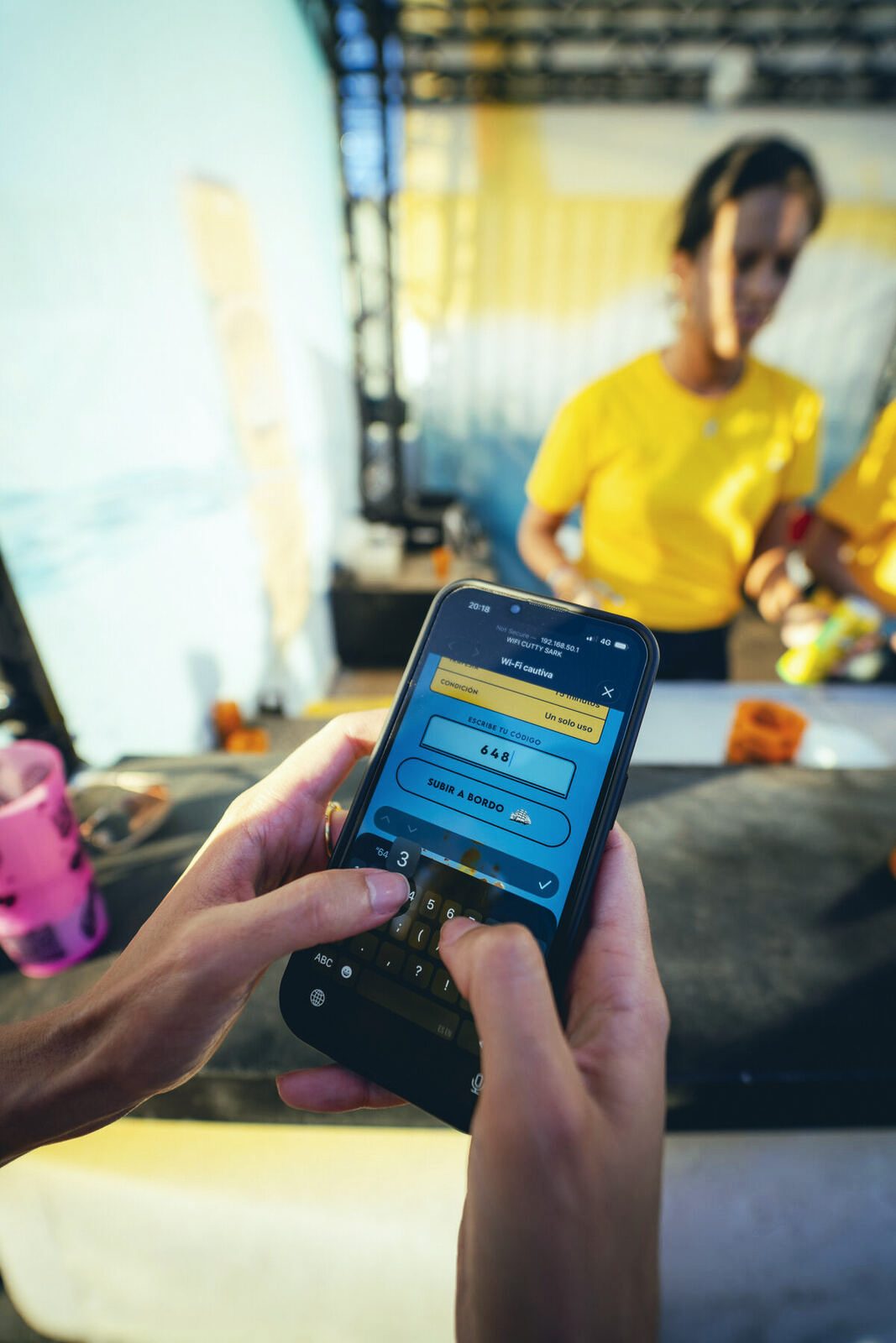 Una asistente introduce el código de acceso en el portal