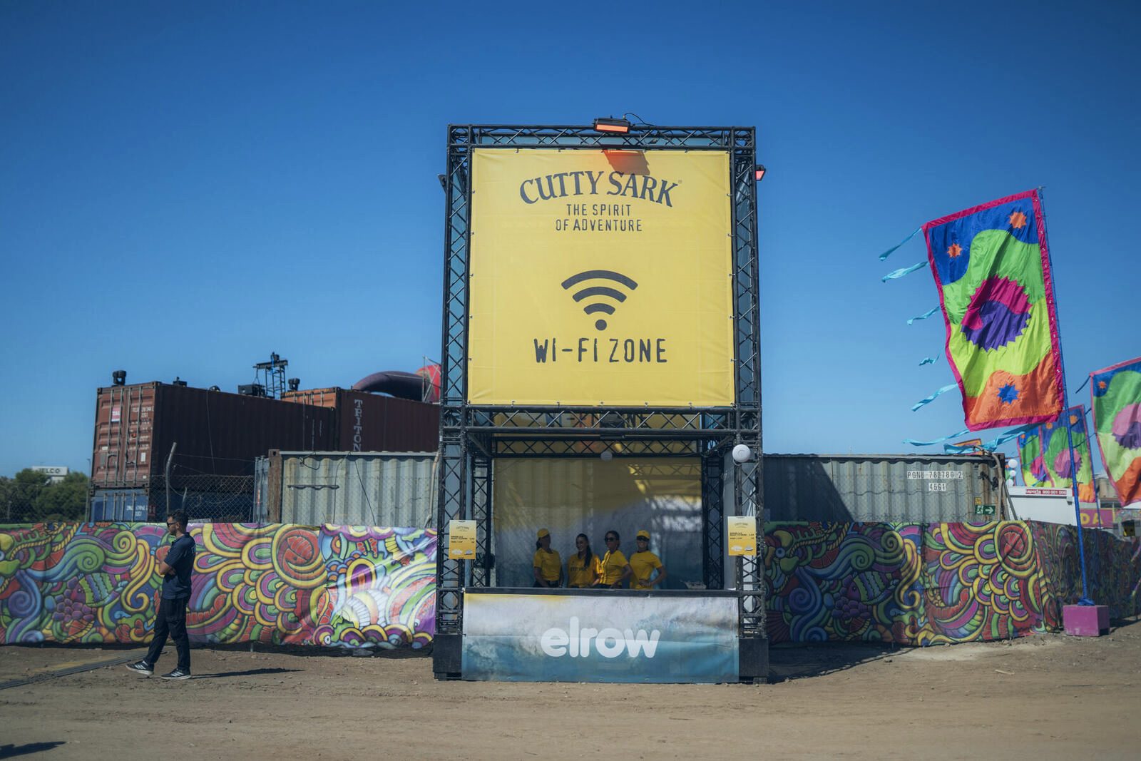 La estructura Wi-Fi Zone junto a los contenedores del recinto