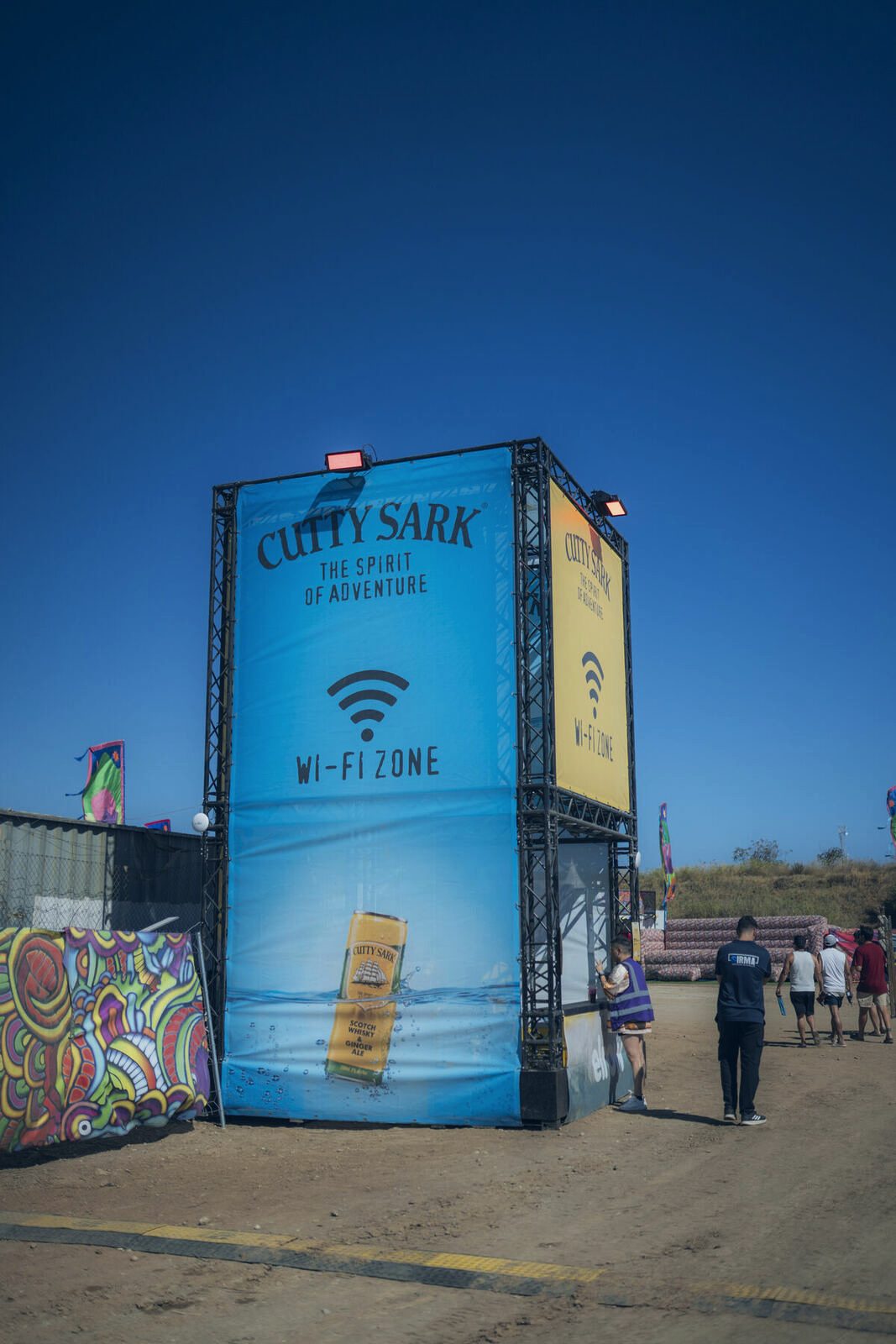 Estructura de cuatro caras con el icono de wifi en el recinto