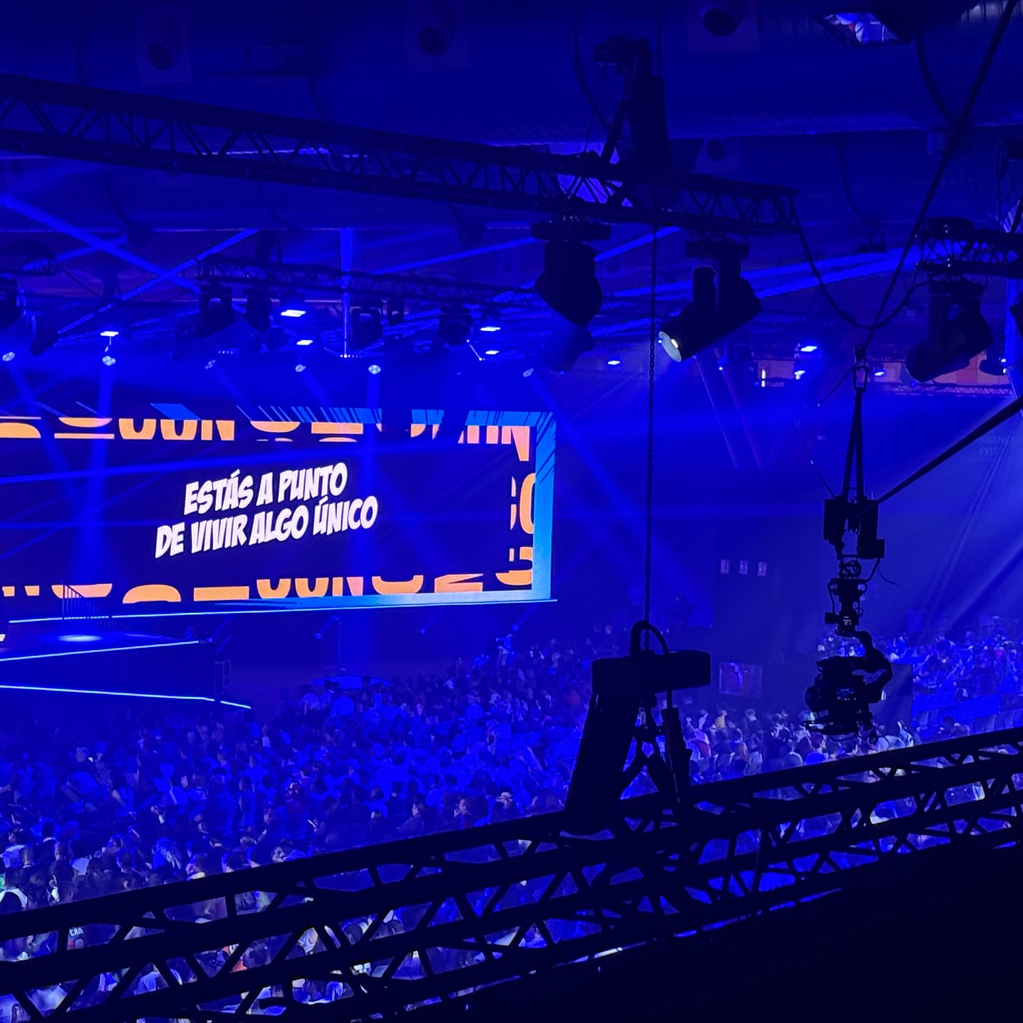 Este fin de semana hemos tenido el privilegio de formar parte de la Comic Con de Málaga, un evento que reunió a miles de fans, artistas y creadores en un ambiente lleno de imaginación y energía.

Con nuestro sistema LineCam, conseguimos llevar la experiencia audiovisual a otro nivel: planos aéreos dinámicos, travellings espectaculares y una visión única del recinto que hizo brillar cada momento del evento.

Desde los escenarios principales hasta las zonas de exposición, nuestra tecnología permitió ofrecer imágenes inmersivas que transmitieron toda la emoción de la Comic Con en directo, llegando a miles de seguidores dentro y fuera del recinto.

Para todo el equipo de LineCam ha sido un orgullo aportar nuestra experiencia a un encuentro tan especial, donde el entretenimiento, la cultura y la creatividad se viven al máximo.

📸🎥 Gracias a la organización por confiar en nosotros y a todo el público por la energía que hizo de esta Comic Con un recuerdo inolvidable.