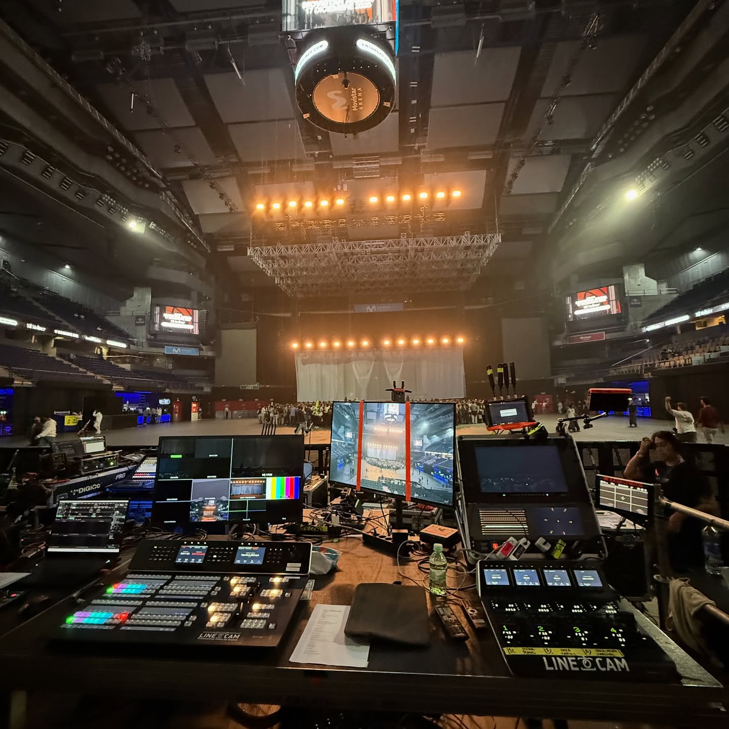 Una noche mágica con Belén Aguilera en el Madrid Arena ✨🎥

Orgullosos de formar parte de la realización audiovisual de uno de los conciertos más potentes del año.
Con más de 10 cámaras en directo, nuestro equipo de LineCam desplegó todo su arsenal técnico: sistemas multicámara, cámaras móviles, cablecam y operadores sincronizados para capturar cada detalle, cada emoción y cada mirada del público.

El resultado: una realización impecable, dinámica y llena de energía, a la altura del show de Belén Aguilera y del impresionante escenario del Madrid Arena.

🎬 Producción: LineCam
📍 Localización: Madrid Arena
🎤 Artista: Belén Aguilera
📸 Sistema multicámara + Cablecam LineCam

#LineCam #RealizaciónEnDirecto #BelénAguilera #MadridArena #ProducciónAudiovisual #Cablecam #Multicámara #Eventos #Conciertos #LiveShow #LineCamSpain #DaleAlRecVisual