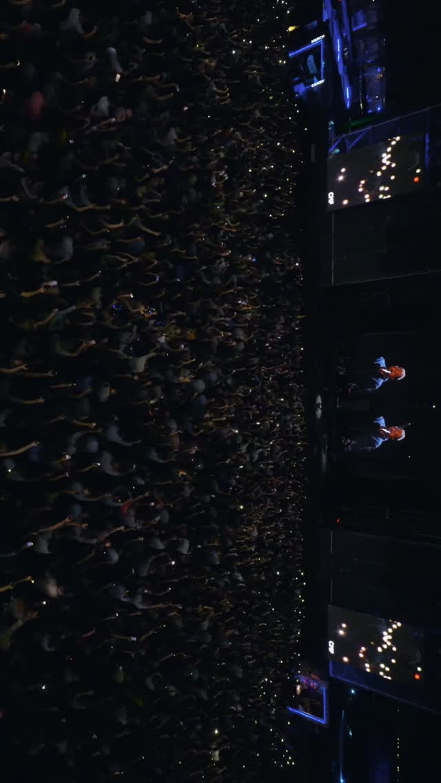 Uno de los momentos que más impresionan es cuando ves a miles de personas cantar al mismo tiempo, con las luces encendidas y el cielo de Cádiz de testigo. En el concierto de @antoniorozco10 en el @concertmusicfestival todo se para un segundo: la piel se eriza, miras alrededor y entiendes por qué la música tiene esa fuerza.

No es solo una canción. Es una multitud respirando a la vez, una letra que ya no pertenece al escenario, y un mar de luces que convierte el directo en algo que no se olvida.

#ConcertMusicFestival #AntonioOrozco #SanctiPetri #ChiclanaDeLaFrontera #Cádiz Concierto Directo MúsicaEnVivo Luces PielDeGallina MomentosQueSeQuedan Festival Andalucía CantandoJuntos NocheInolvidable