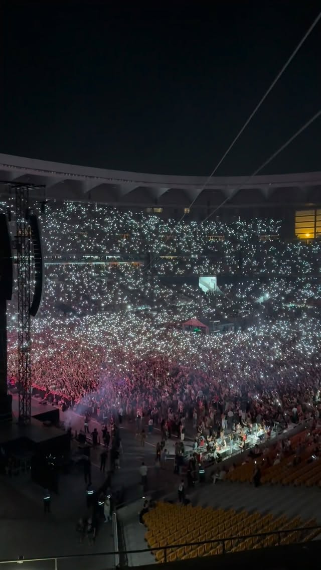 Uno de los momentos más épicos de @alejandrosanz cuando miles de voces se unen en una sola canción. ❤️